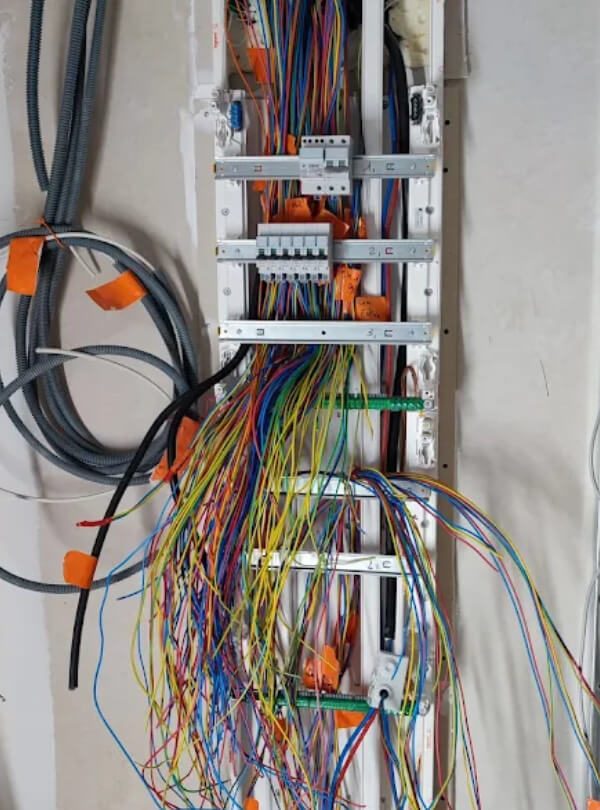 4-zeuz-electric-Électricien-La-Cadière-d’Azur-83 (1) (1) Électricien à La Cadière-d’Azur